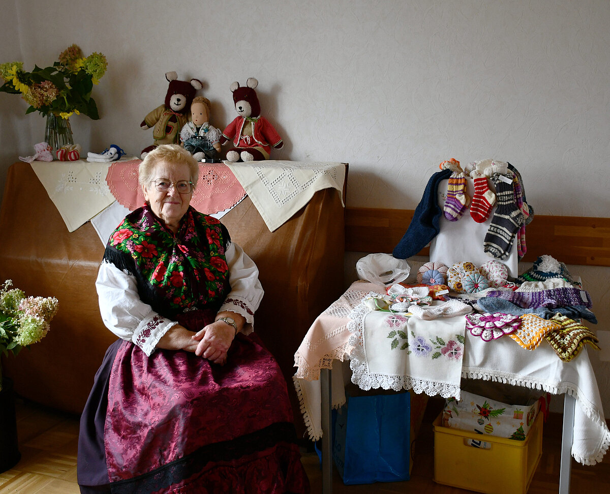  Foto: Barbara Hotzel gekleidet in Tracht und umgeben von selbstgefertigten Handarbeiten der Landfrauen | Foto: Jennifer Schellenberg