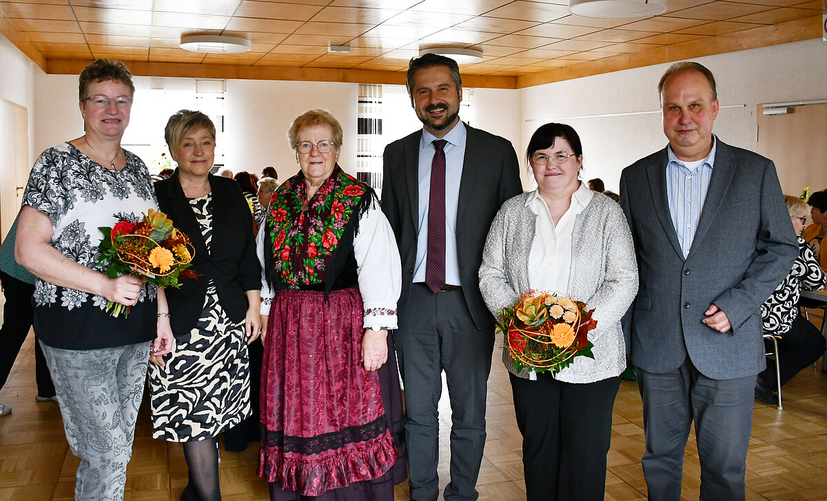 Die neue Kreislandfrauenbeauftragte, Elke Langguth, Petra Lehmann, Gleichstellungsbeauftragte des Wartburgkreises, Kieselbacher Landfrau Barbara Hotzel in Tracht, Landrat Dr. Michael Brodführer, die ehemalige Kreislandfrauenbeauftragte und Vertreterin des Thüringer Landfrauenverbandes Regina Tittmar kamen mit Ortsteilbürgermeister Bernd August für ein gemeinsames Foto zusammen. | Foto: Jennifer Schellenberg