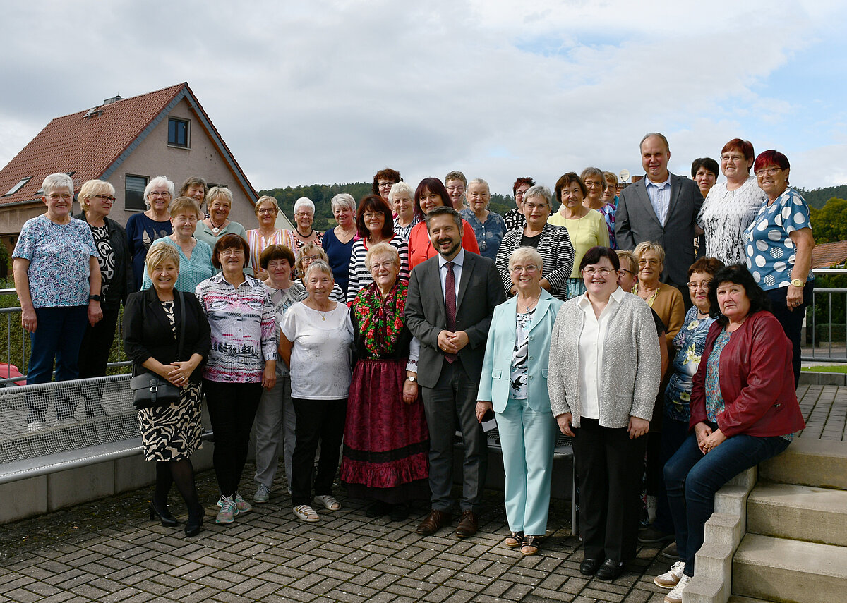 Foto: Landrat Dr. Michael Brodführer und Kieselbachs Ortsteilbürgermeister Bernd August gemeinsam mit den Landfrauen des Wartburgkreises | Foto: Jennifer Schellenberg